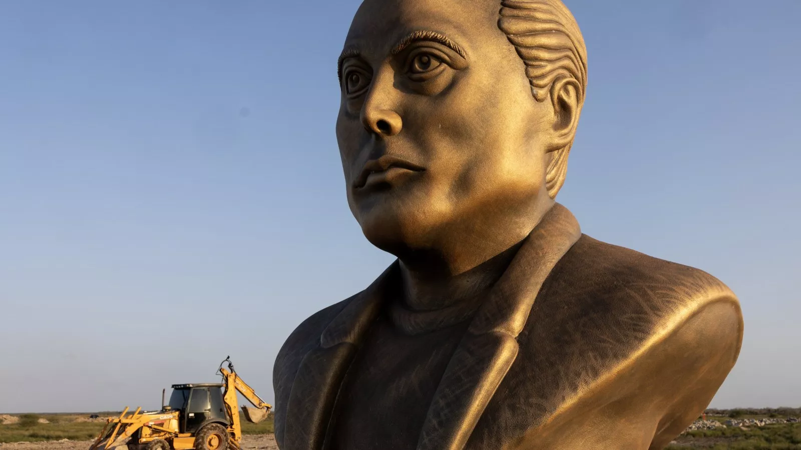 https://d.newsweek.com/en/full/2638298/elon-musk-statue.webp?w=1600&h=900&q=88&f=2237e8d6eafbf32efc36398f46c0b334
