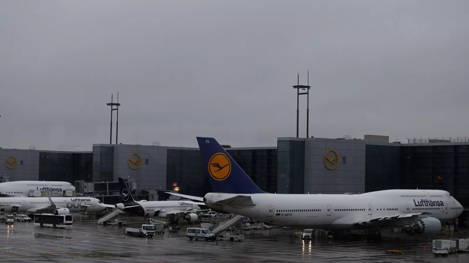 https://d.newsweek.com/en/full/2638537/lufthansa-ag-passenger-aircrafts.webp?w=1600&h=900&q=88&f=2bee6e404e1659bec5118185f544fbb0