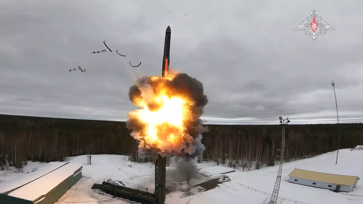 https://d.newsweek.com/en/full/2639286/russia-missile.webp