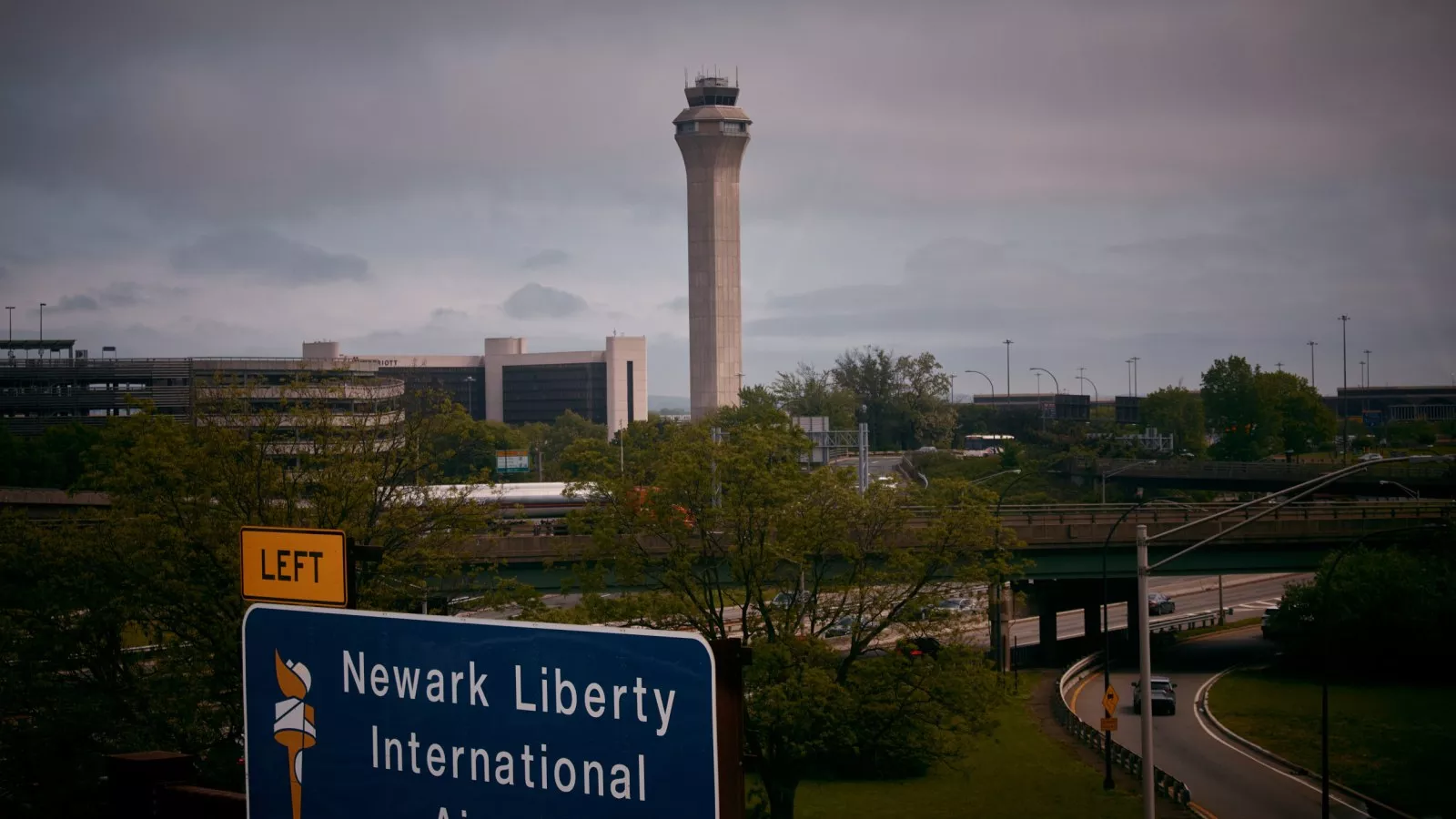 https://d.newsweek.com/en/full/2639794/newark-new-jersey-airport.webp?w=1600&h=900&q=88&f=f98b61df9cc432df515ecb813af401a2