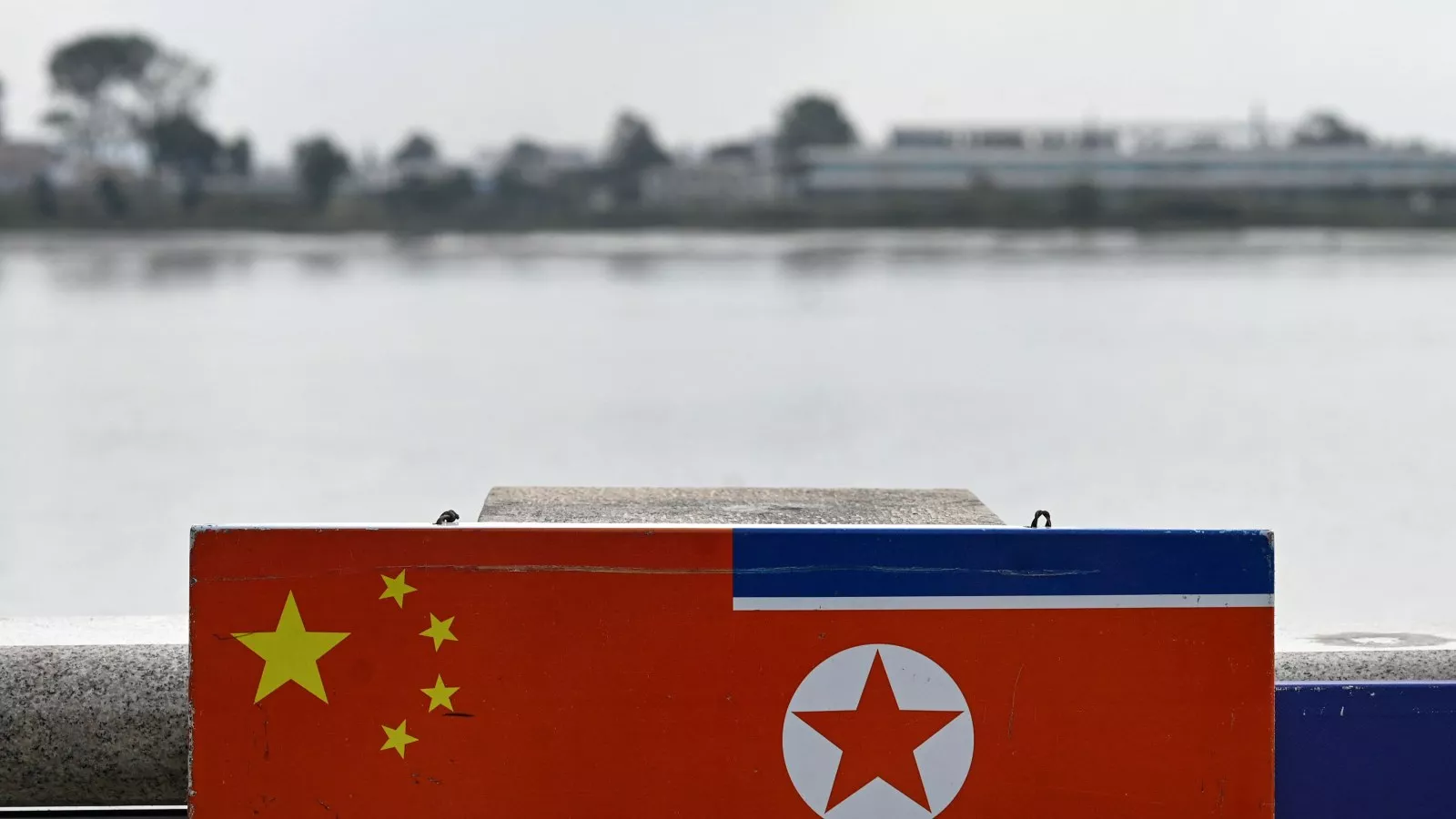https://d.newsweek.com/en/full/2640856/chinese-north-korean-flags-border.webp?w=1600&h=900&q=88&f=95ea86e27b8060e865a86d83fc3b878f