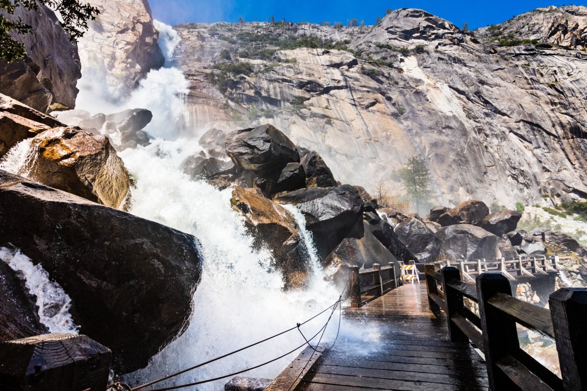 Wapama cai sobre Yosemite.
