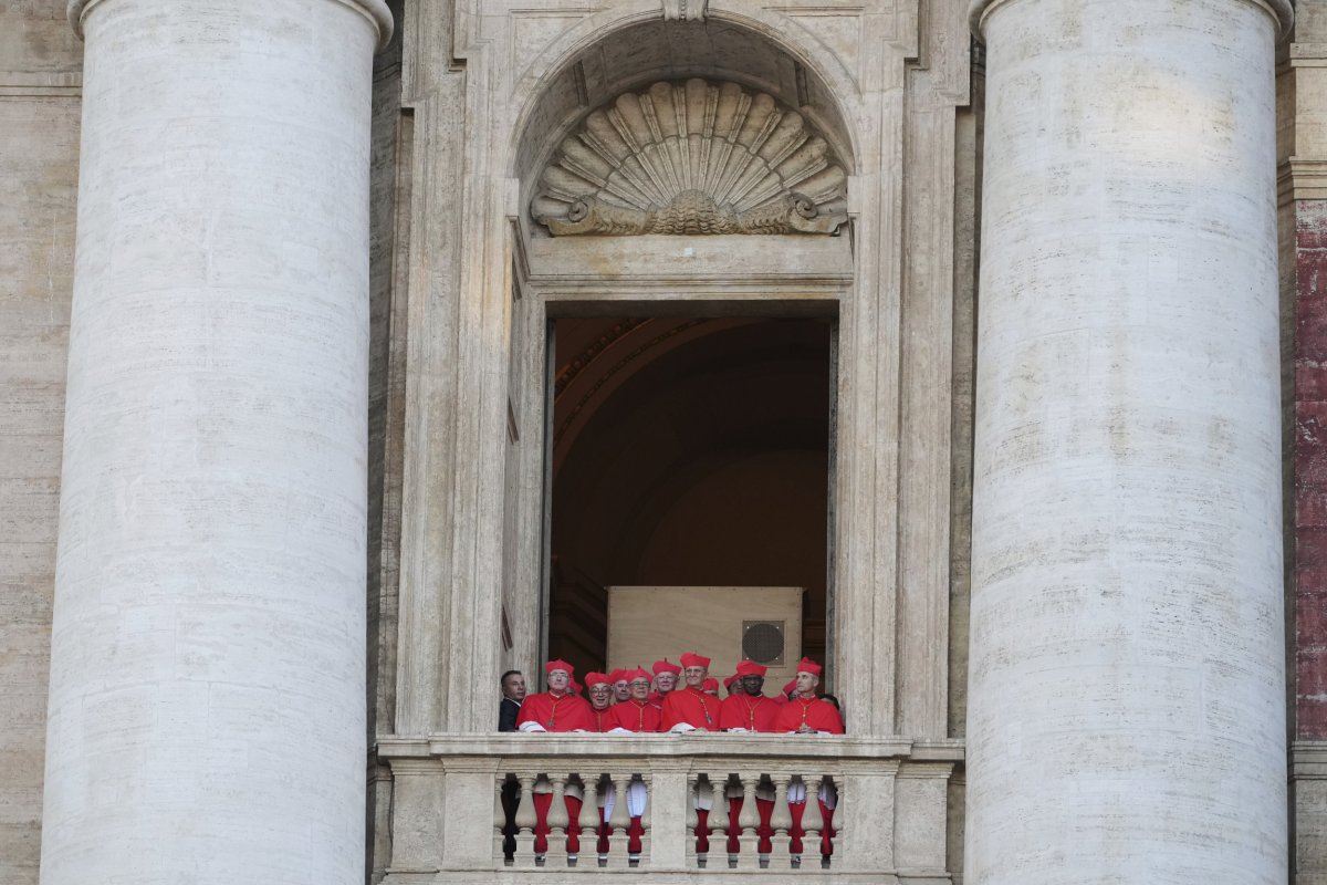 Cardinals on balcony to announce new pope