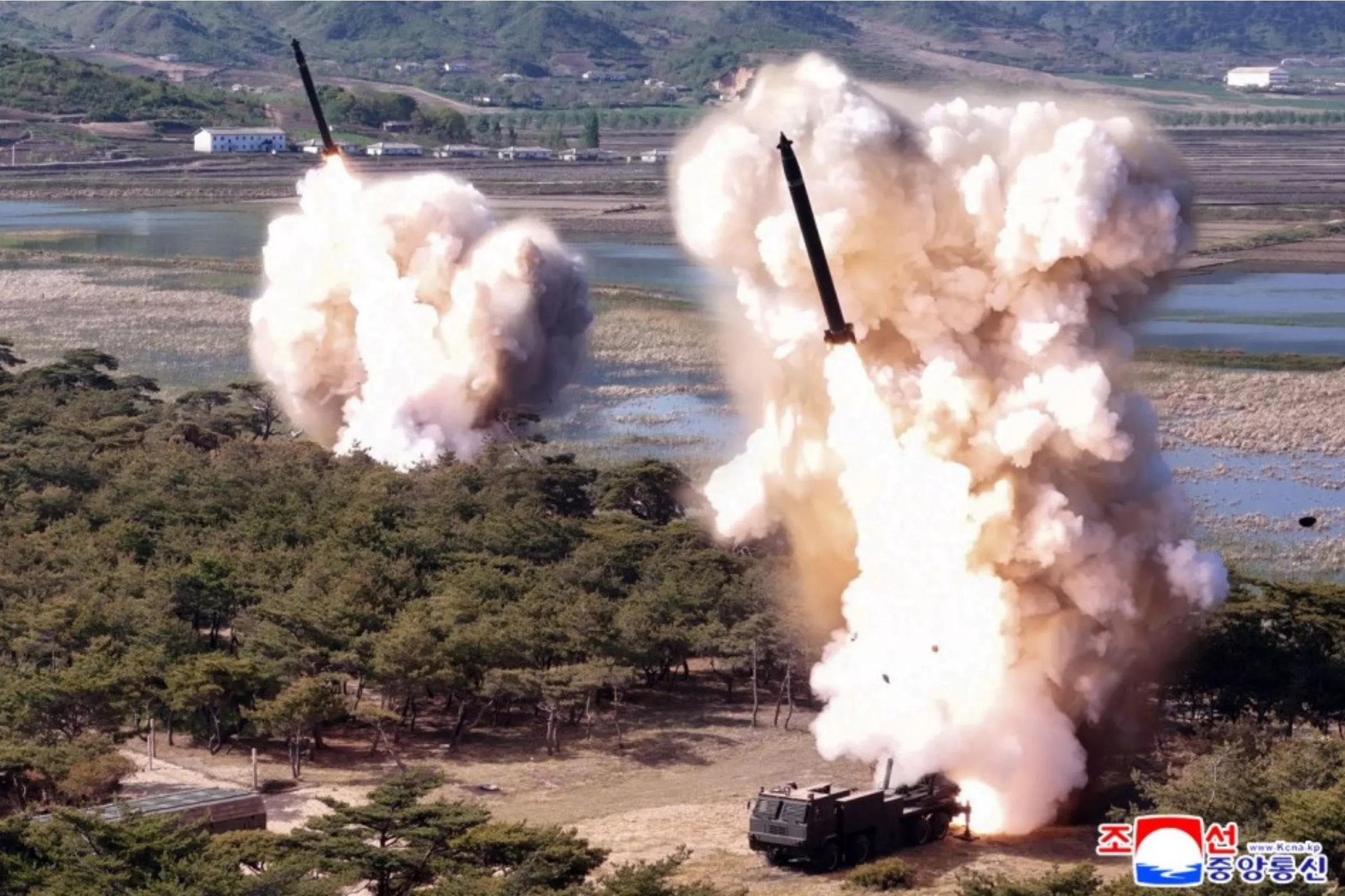 https://d.newsweek.com/en/full/2641459/north-koreas-kim-leads-nuclear-counterattack-drills.webp