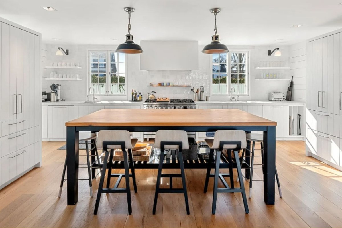 Taylor Swift's former Cape Cod Mansion Home.