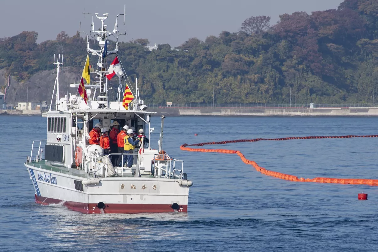 https://d.newsweek.com/en/full/2642692/japans-coast-guard-drills-us-navy.webp