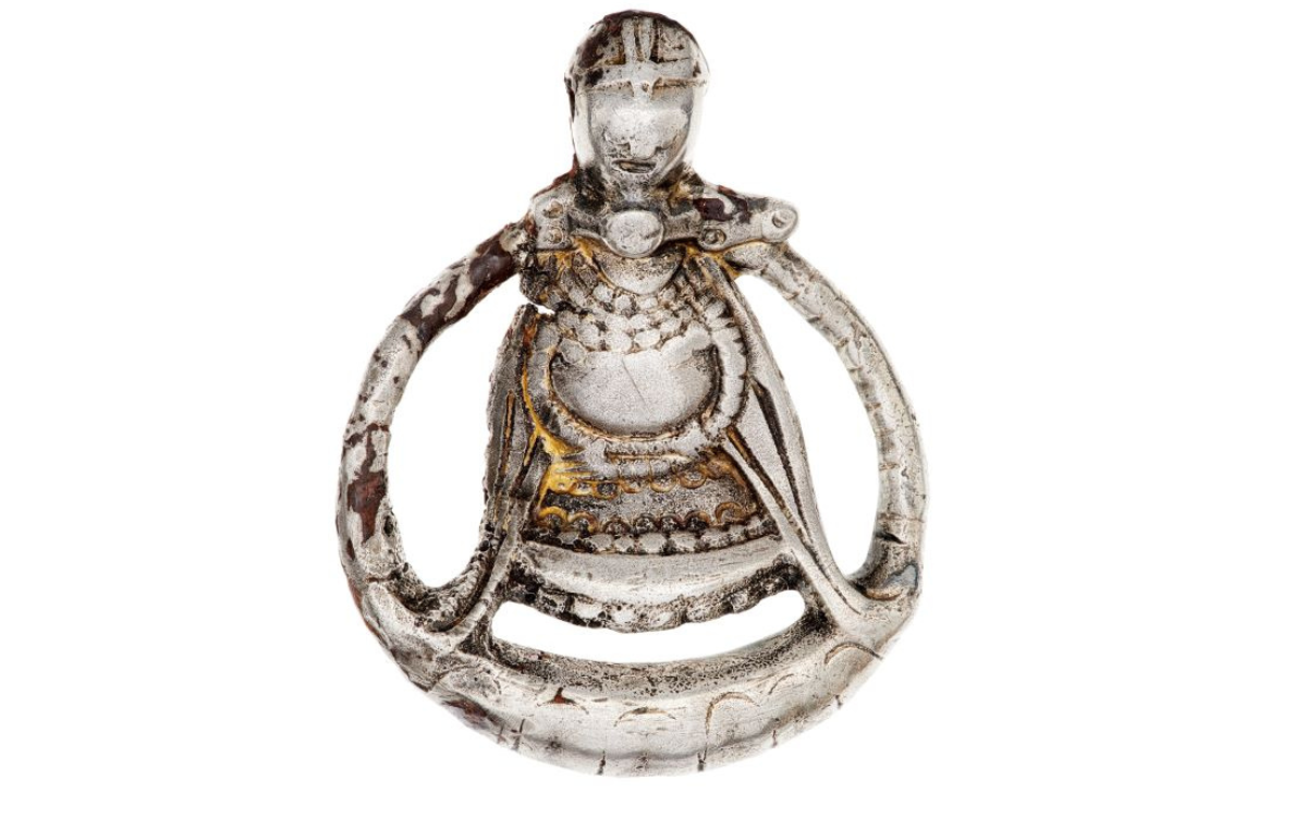 Colgante que muestra la única representación conocida de un cuerpo embarazado de la era vikinga. Crédito de la foto: O. Myrin, Museo de Historia de Suecia/SHM.