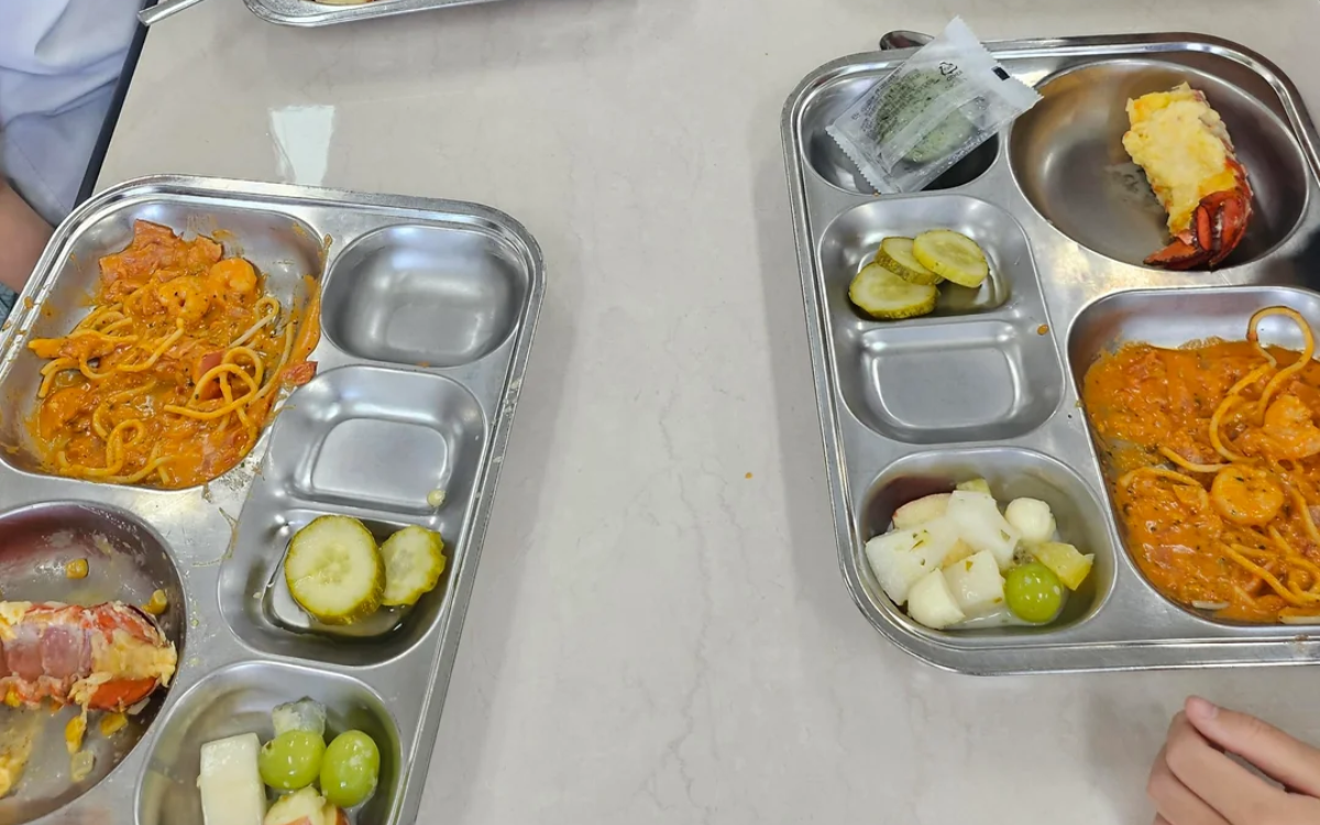 Dua makan siang sekolah di Korea Selatan.