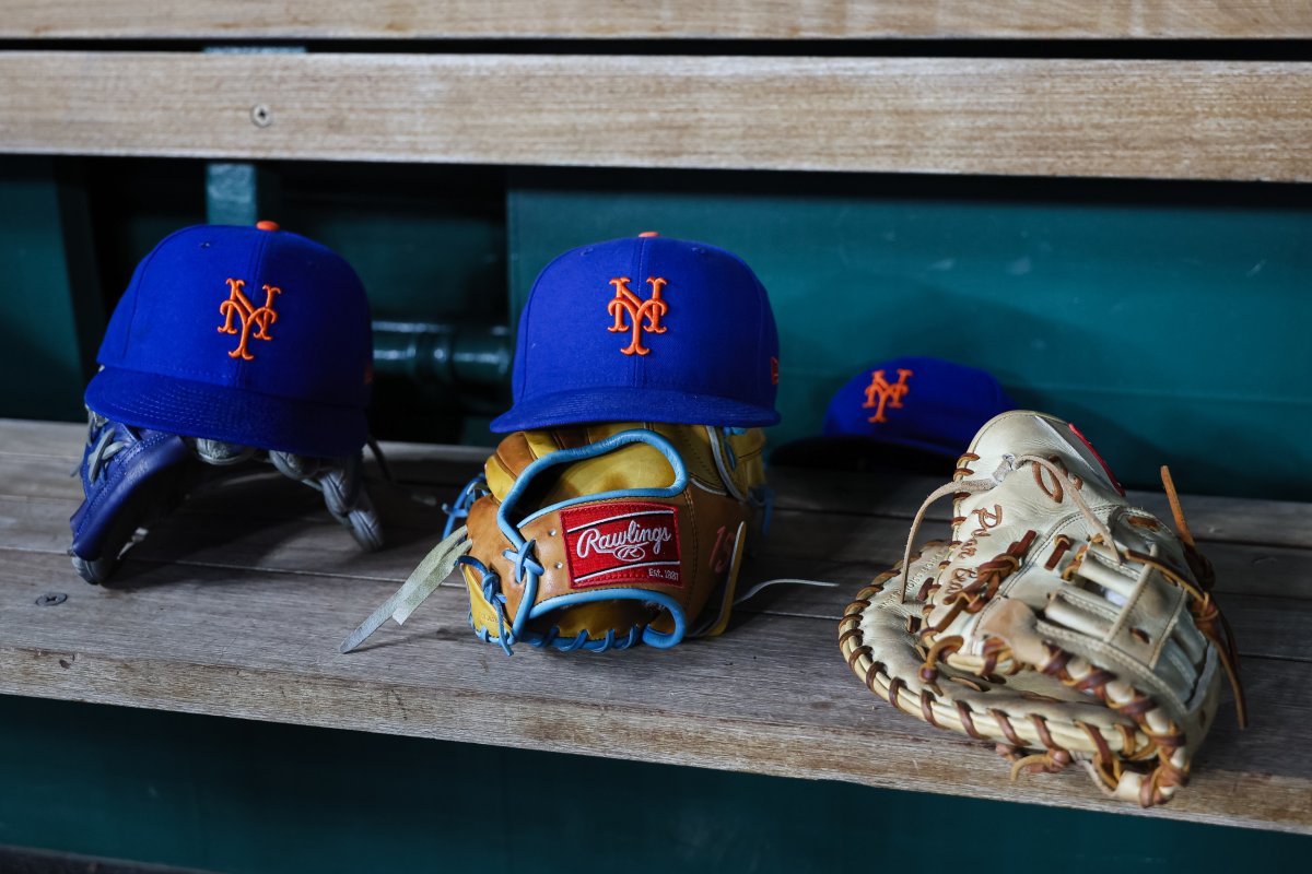 Mets hat and glove