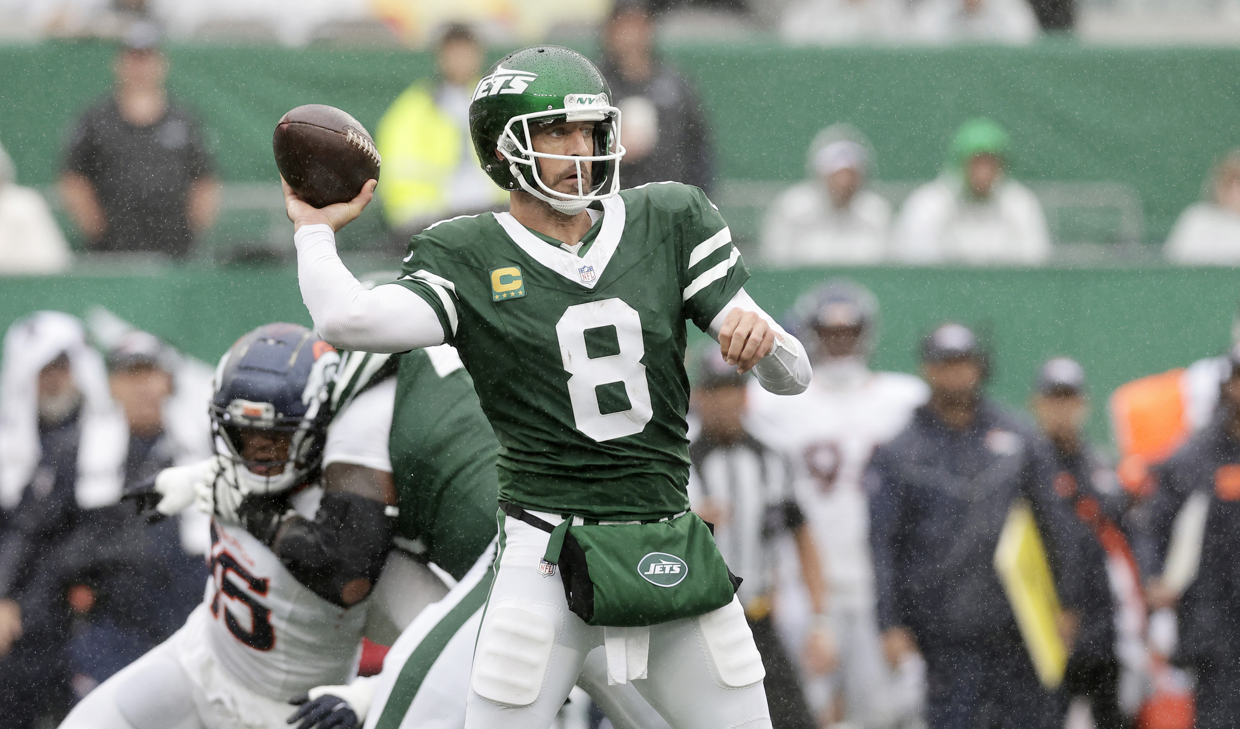 Former QB Issues Bold Take on Steelers Aaron Rodgers, Mason Rudolph Debate