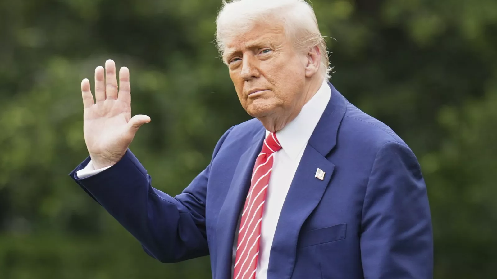 New federal employees must now write essays praising Trump's policies