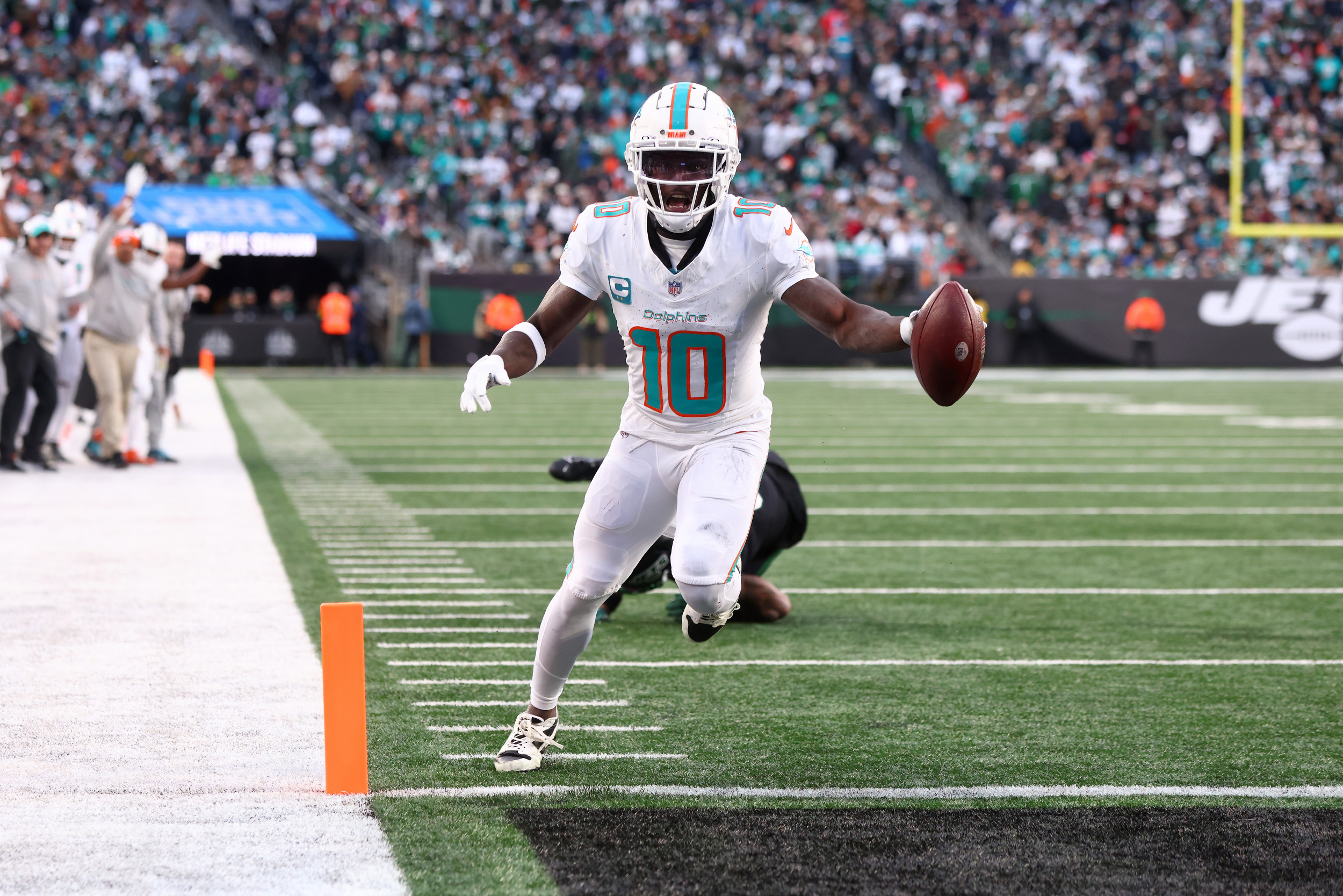 Former NFL QB Suggests Shocking Trade Idea for Dolphins Tyreek Hill