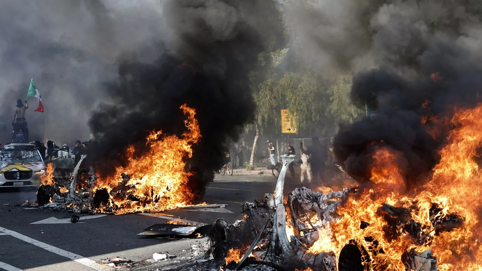 https://d.newsweek.com/en/full/2659028/los-angeles-protesters-riots.webp?w=1600&h=900&q=88&f=0a28e682291d497ce5dfe9a15ba86ea1