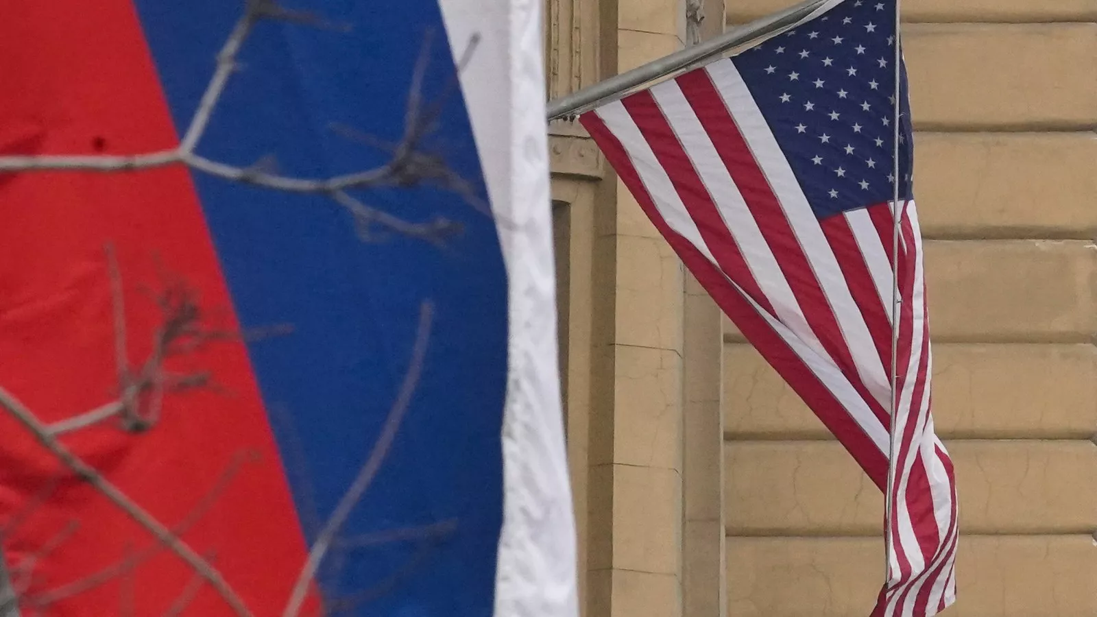 https://d.newsweek.com/en/full/2659095/russia-us-national-flags-moscow.webp?w=1600&h=900&q=88&f=d952cdd2f51be7a0f2a346b86451600e