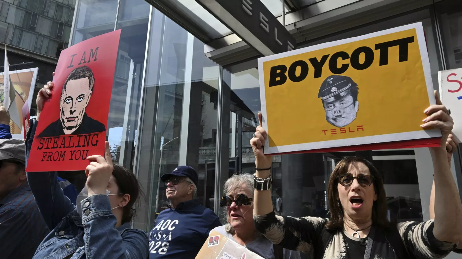 https://d.newsweek.com/en/full/2659428/tesla-protest-nyc.webp?w=1600&h=900&q=88&f=cd004bd32bfb82ce16d836b776f606c0