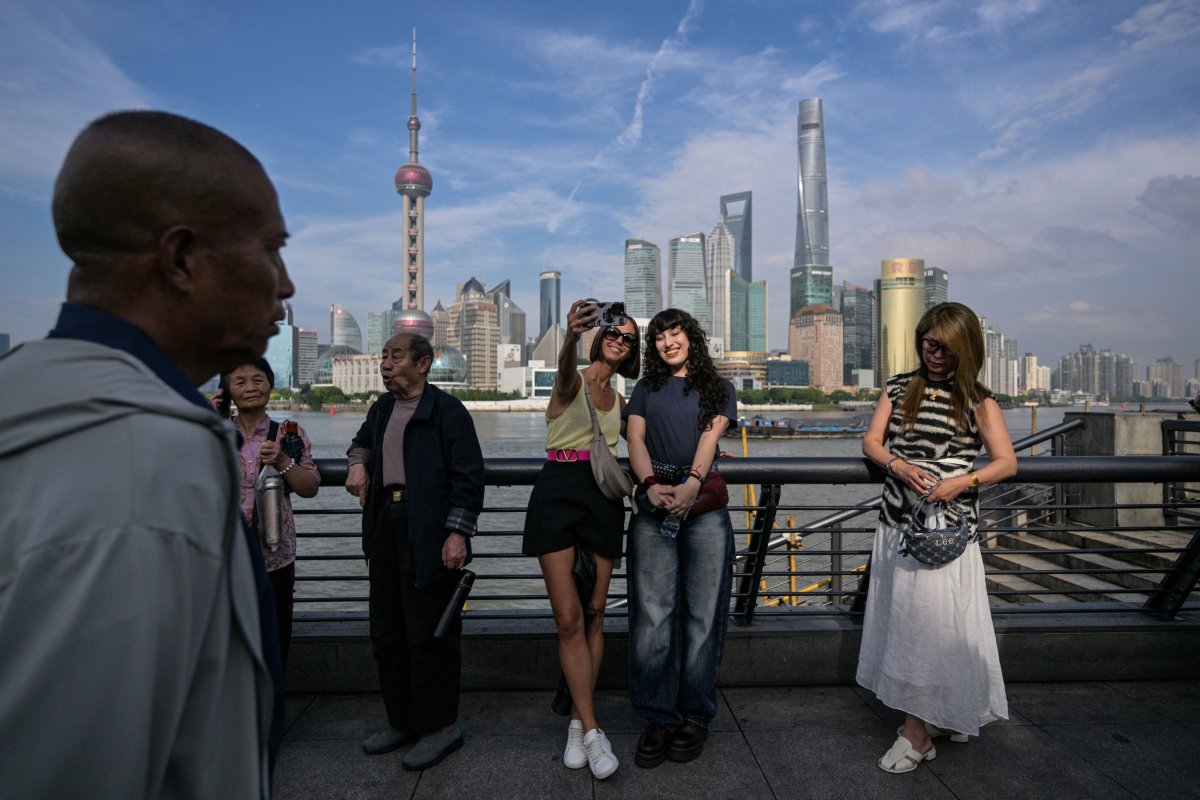 Turis mengambil selfie di shanghai