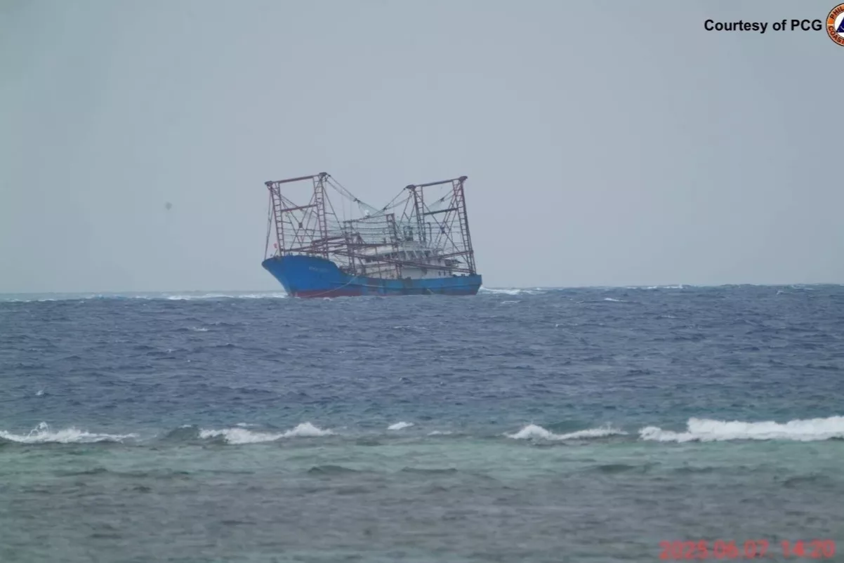 https://d.newsweek.com/en/full/2660116/suspected-paramilitary-ship-observed-near-philippine-held-island.webp