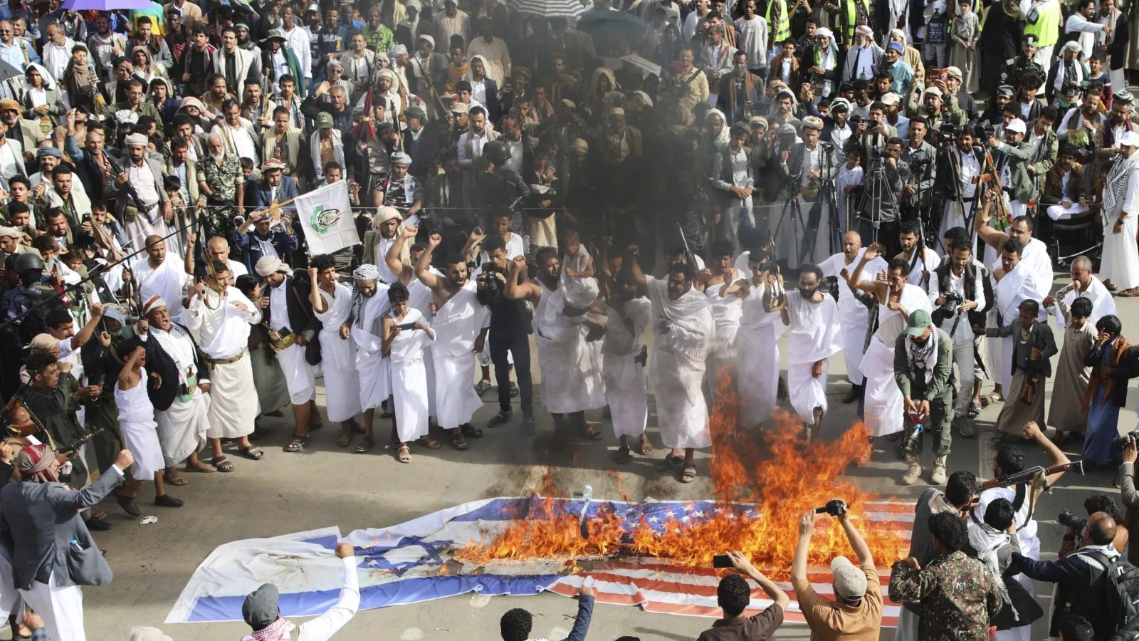 https://d.newsweek.com/en/full/2660269/houthis.webp?w=1600&h=900&q=88&f=2fbc44987a1b7dcb25914c5c6e253279