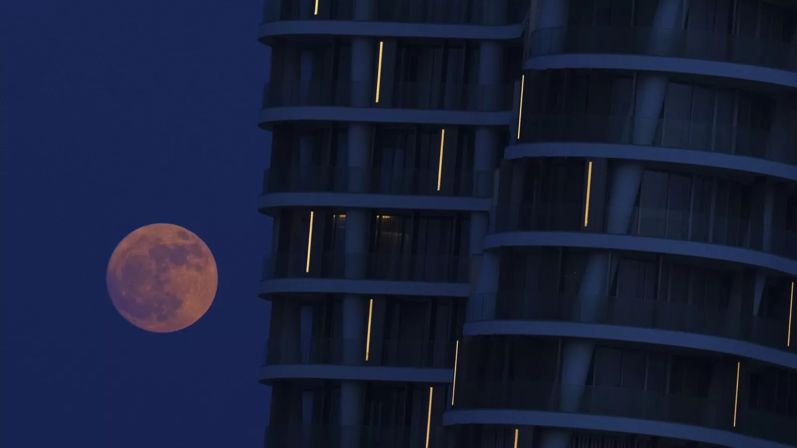 https://d.newsweek.com/en/full/2660592/strawberry-moon-2025.webp?w=1600&h=900&q=88&f=43675509701482069255adab6f59736e