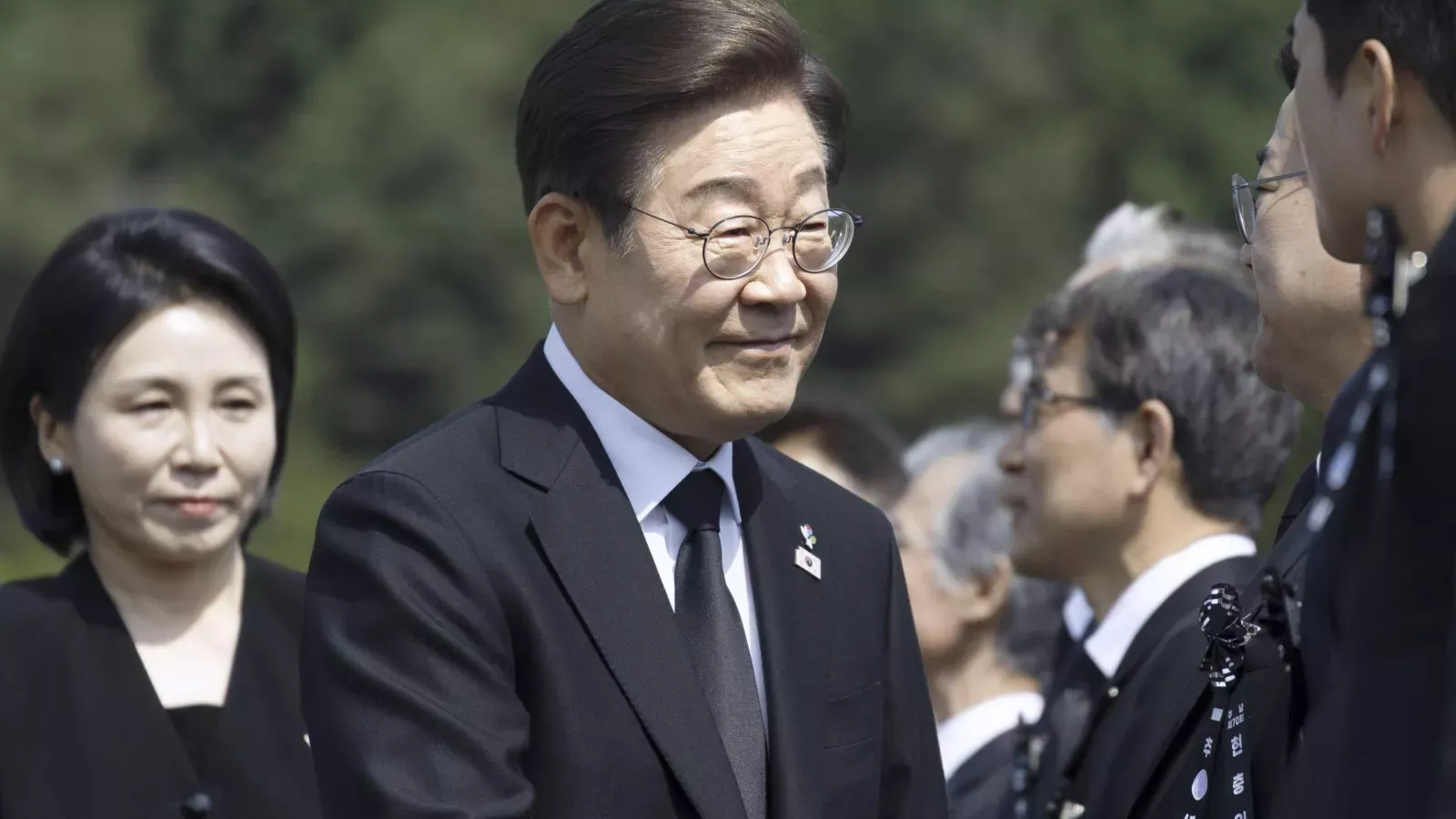 https://d.newsweek.com/en/full/2661439/lee-attends-memorial-day-ceremony-seoul.webp?w=1600&h=900&q=88&f=6ef10f10dd6affaa9dcdcd71065e8652