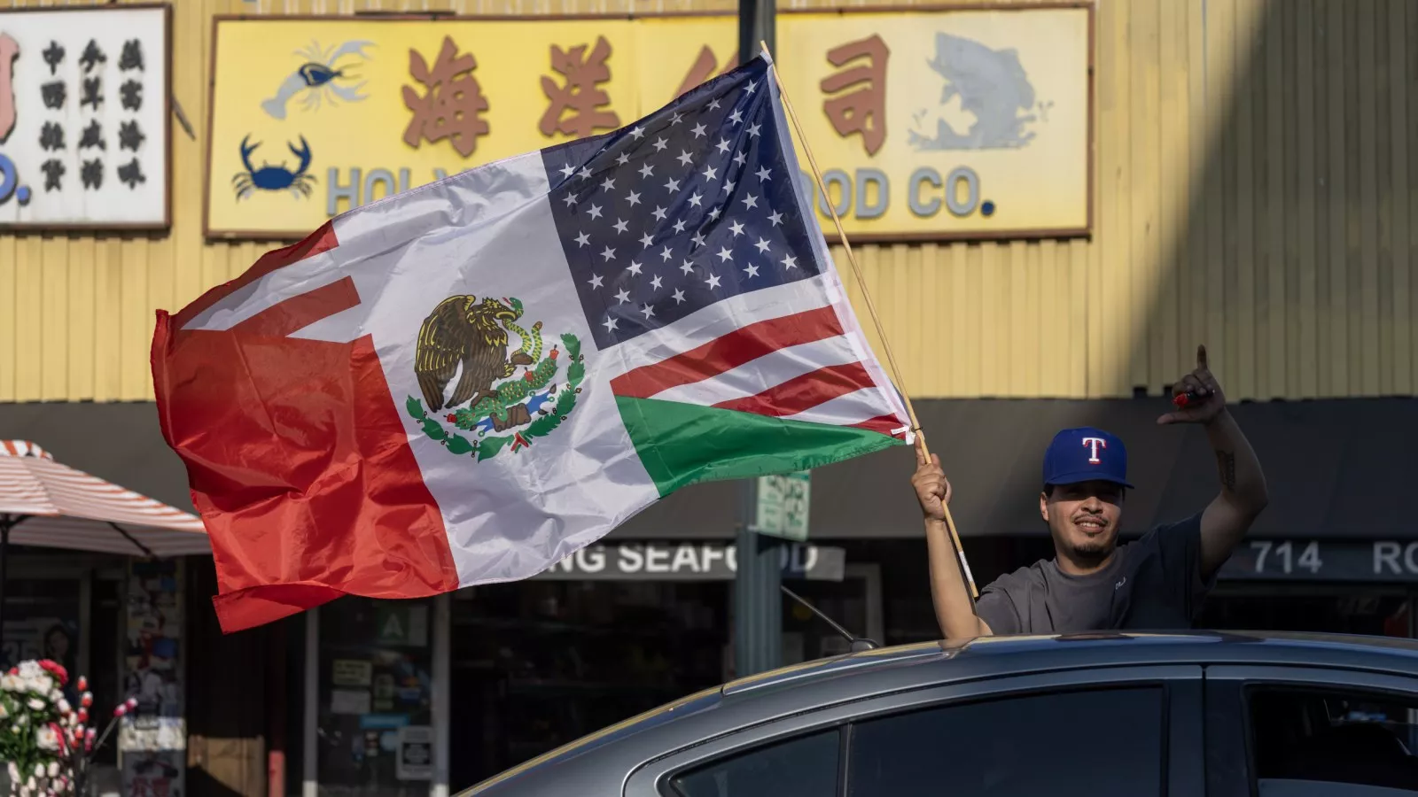 https://d.newsweek.com/en/full/2661680/mexican-american-flag-la-protest.webp?w=1600&h=900&q=88&f=020adf2d912cd16d0351457c0d04fbef