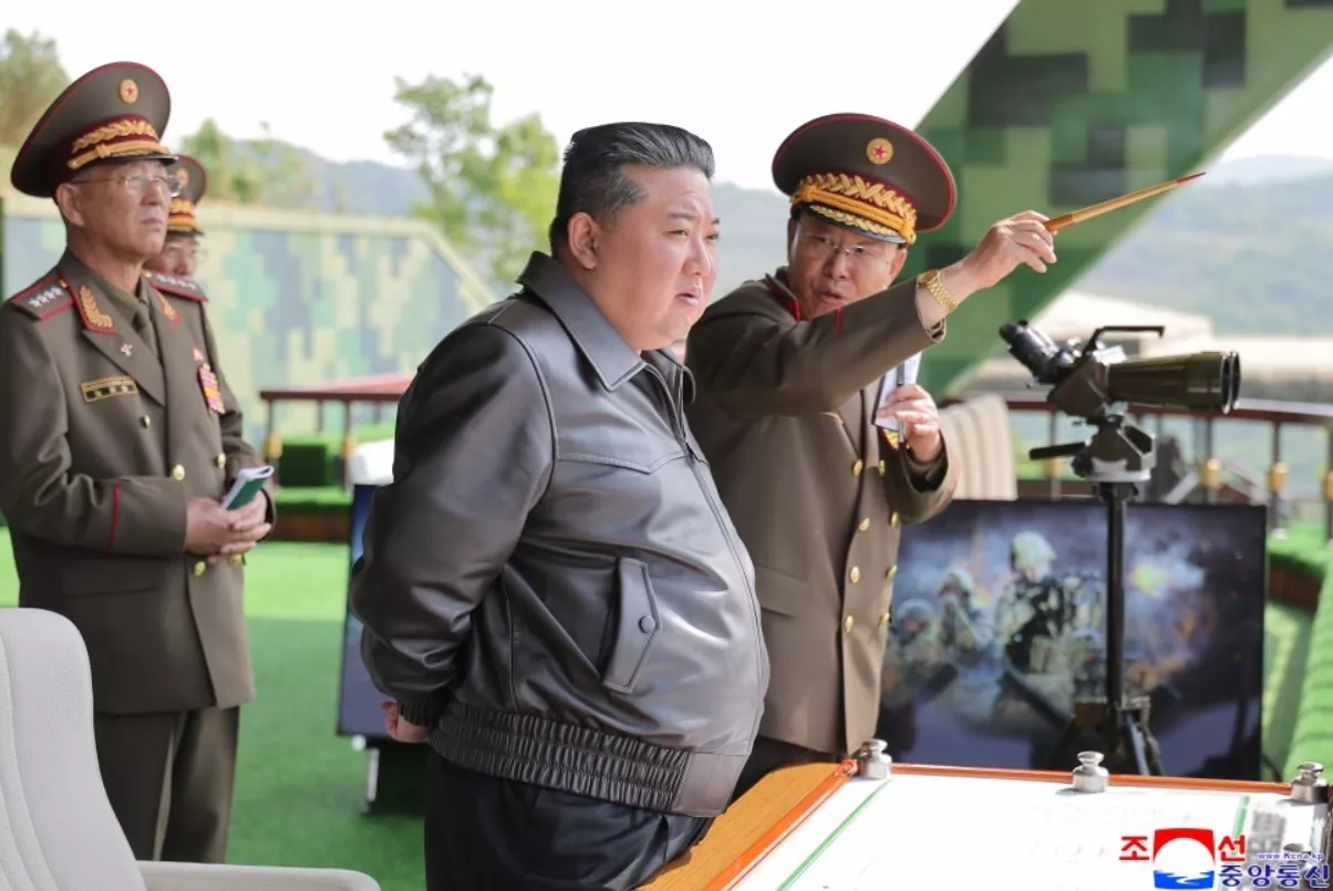 https://d.newsweek.com/en/full/2661888/kim-oversees-military-exercise.webp