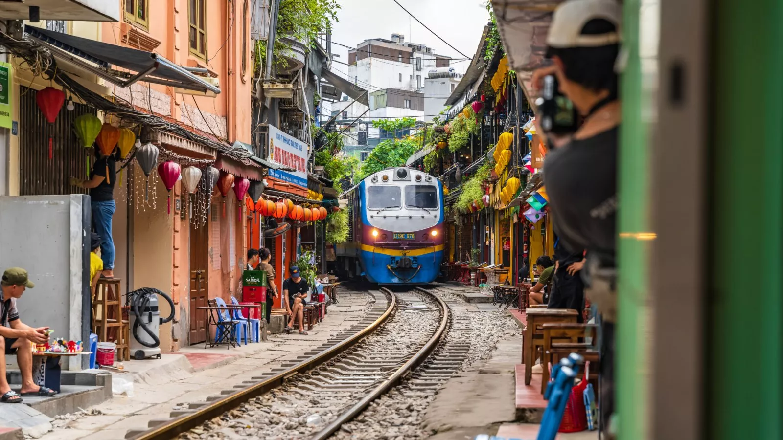 https://d.newsweek.com/en/full/2662436/train-passes-through-hanois-old-quarter.webp?w=1600&h=900&q=88&f=7ee017d0a74c5ba588d7590f857de443