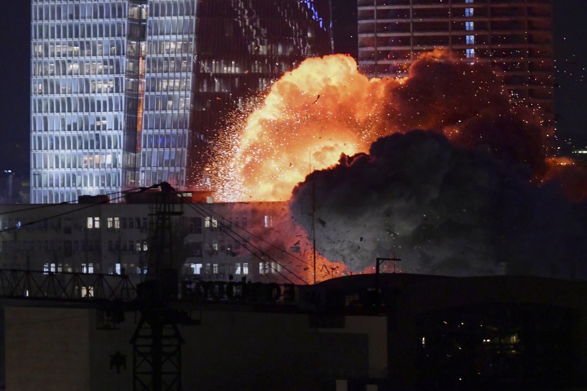 Se observa una explosión durante un ataque con misiles.