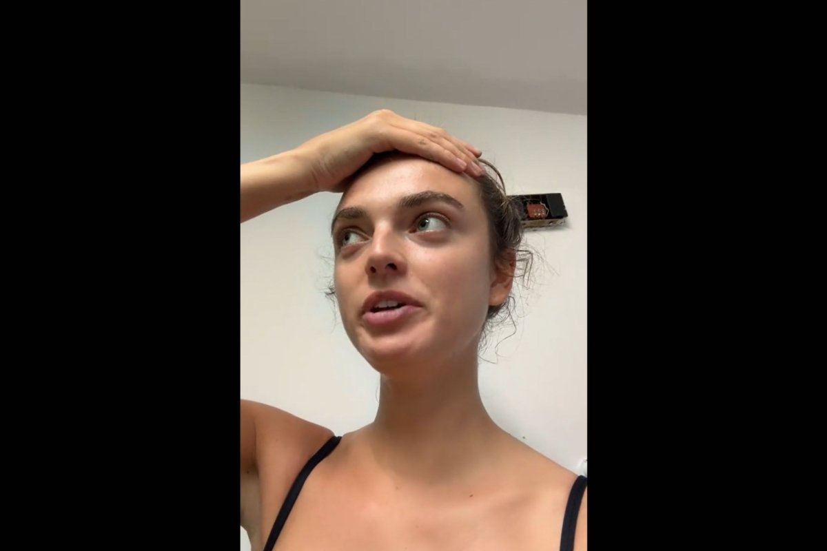 Mulher com as mãos na cabeça da descrença.