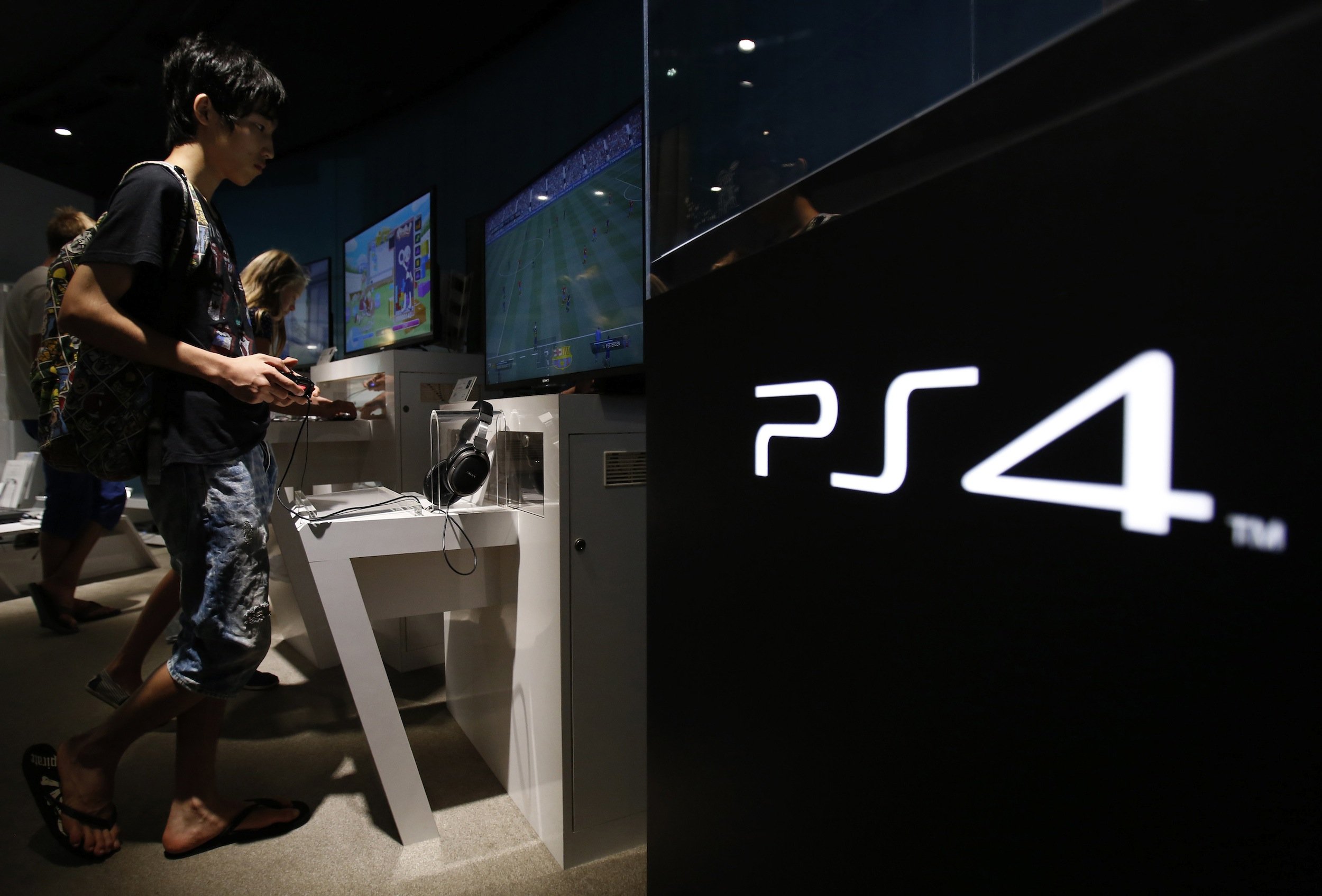 Sony's Tough Weekend: Cyberattack On Playstation, Bomb Threat For Exec ...