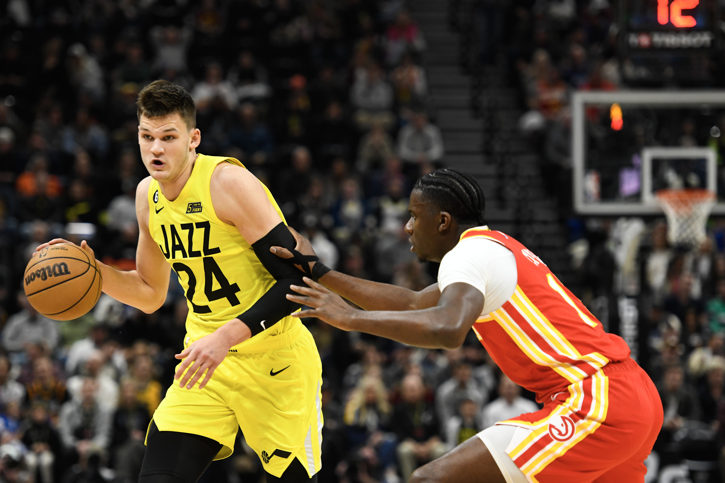 Lakers Expected to Aggressively Pursue Center Help This Offseason