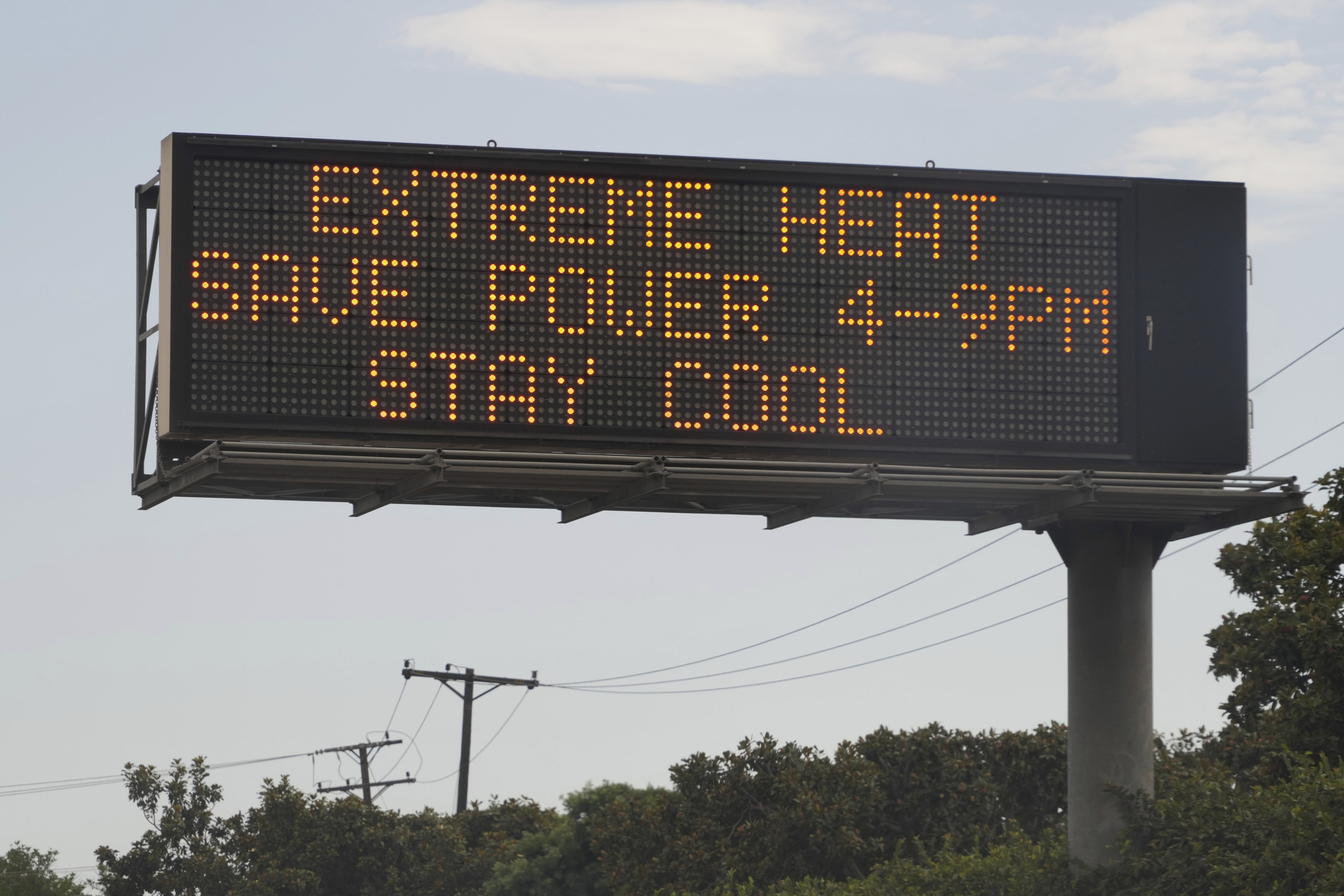 https://d.newsweek.com/en/full/2665544/extreme-heat-warning.jpg