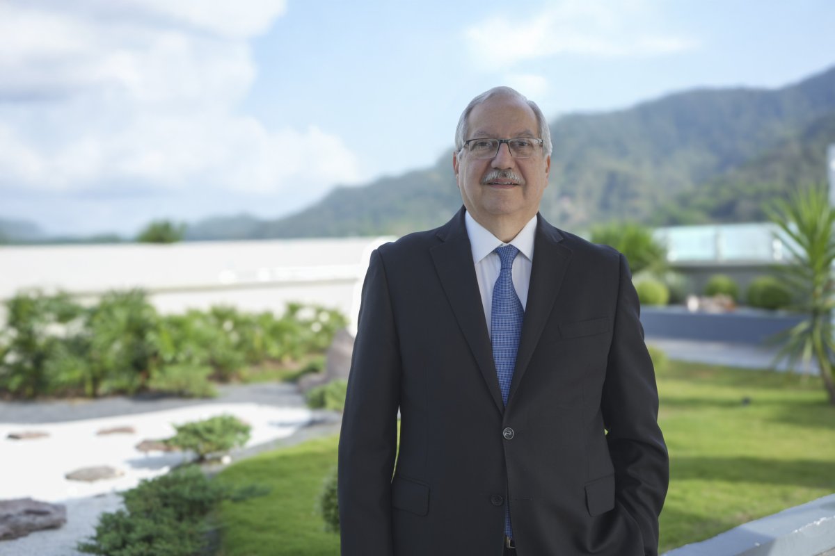 Dr. Victor Castillo