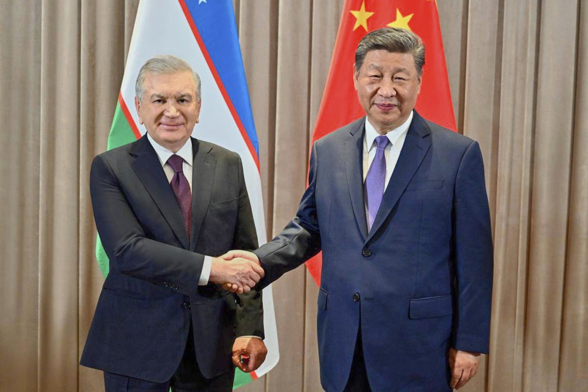 Xi Poses with Mirziyoyev in Astana