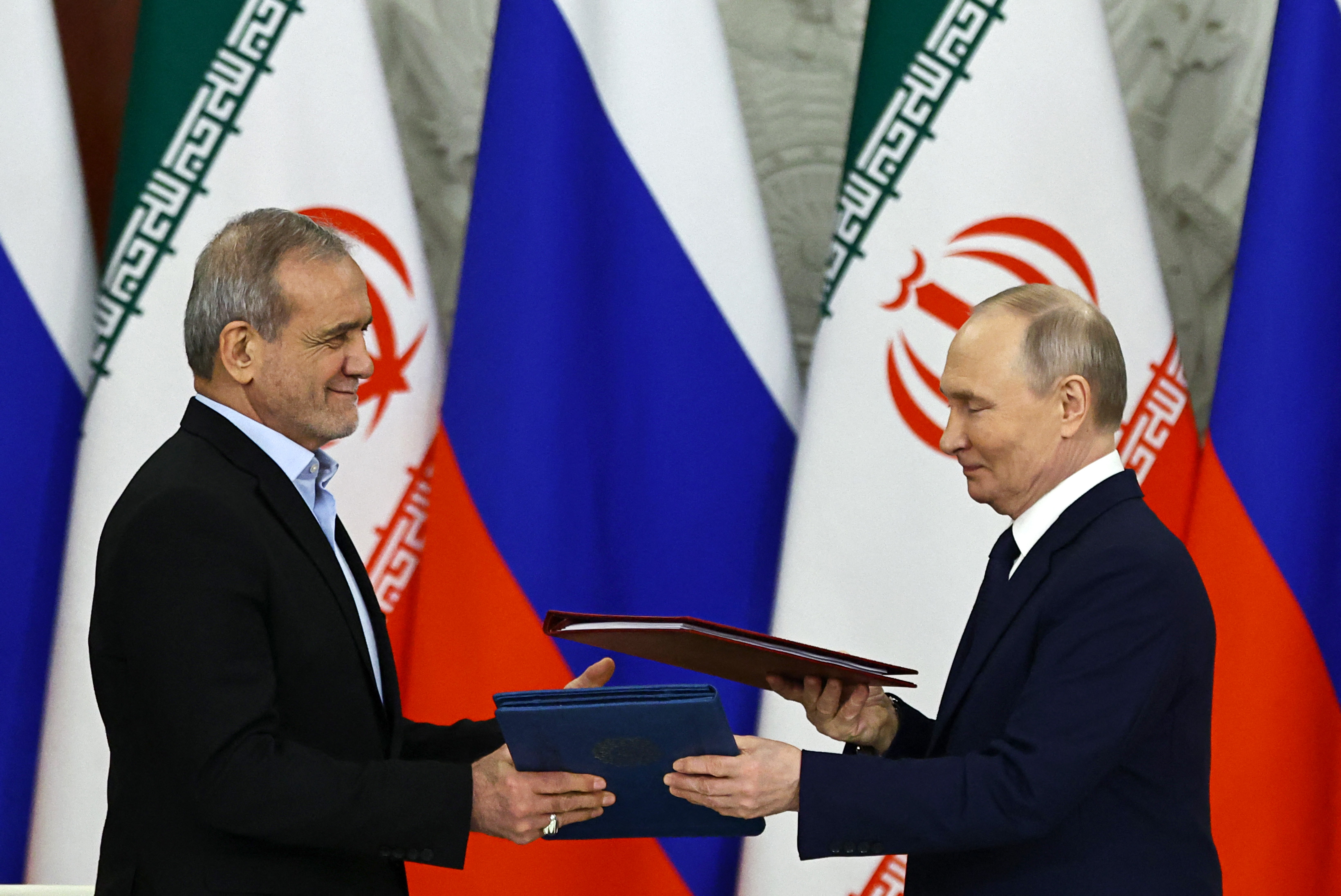 https://d.newsweek.com/en/full/2666917/vladimir-putin-iranian-president-masoud-pezeshkian.jpg