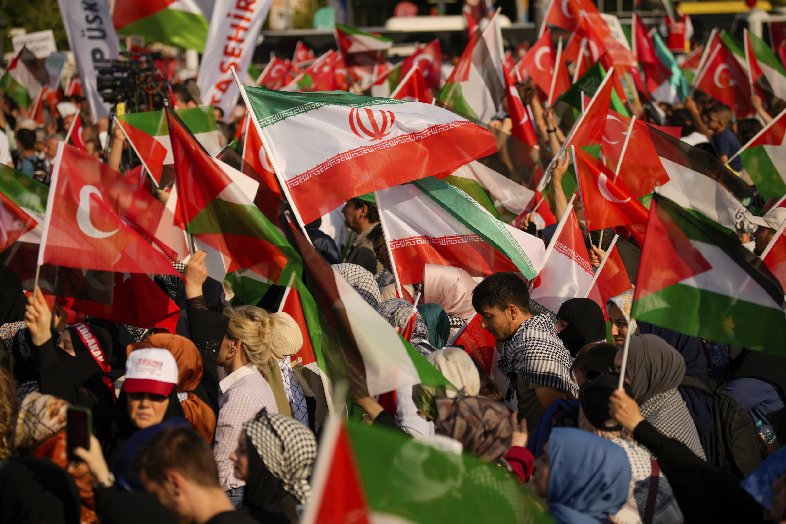 https://d.newsweek.com/en/full/2666985/turkey-protests.jpg