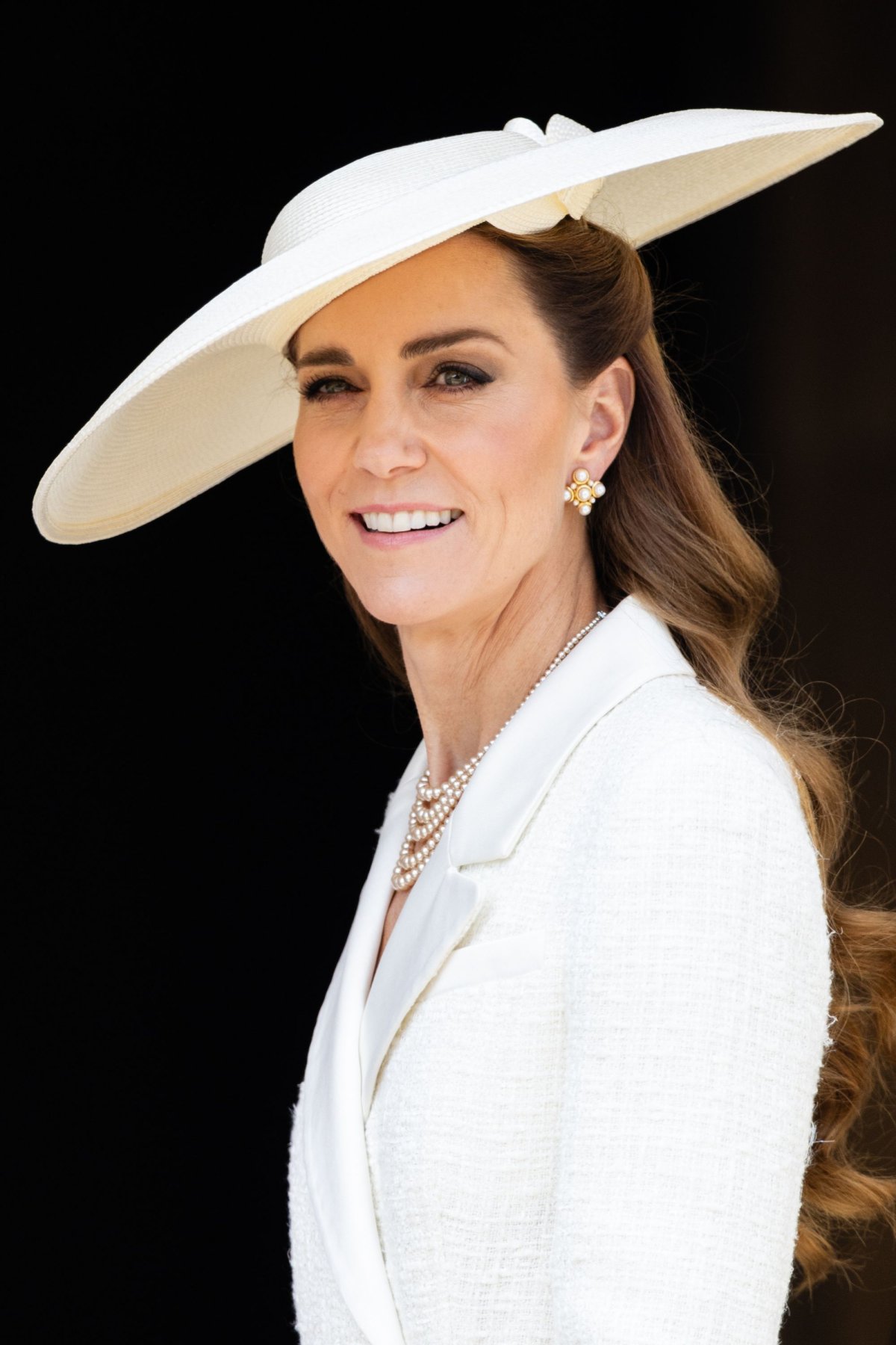 Kate Middleton memakai putih pada hari garter