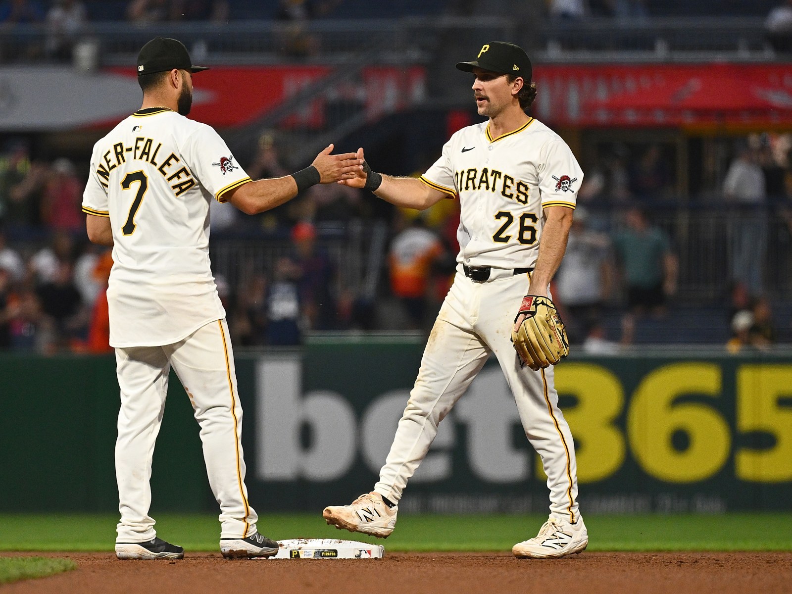 Giants Linked To Potential Trade With NL Club For $15 Million Infielder - Newsweek