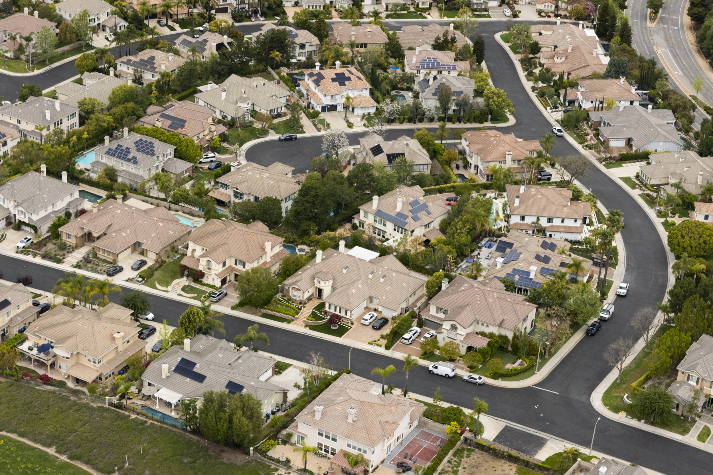https://d.newsweek.com/en/full/2668722/homes-california-aerial-view.jpg