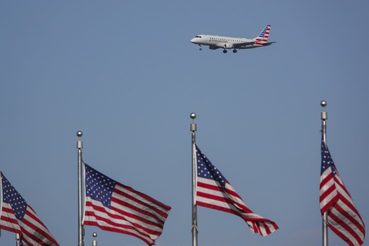 An American Airlines Embraer E175LR airplane approaches 