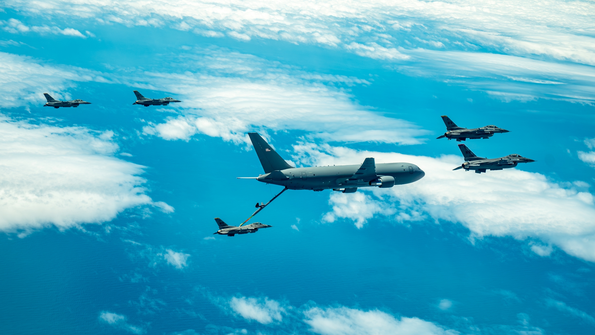 https://d.newsweek.com/en/full/2668860/us-air-force-aerial-refueling-near-japan.jpg