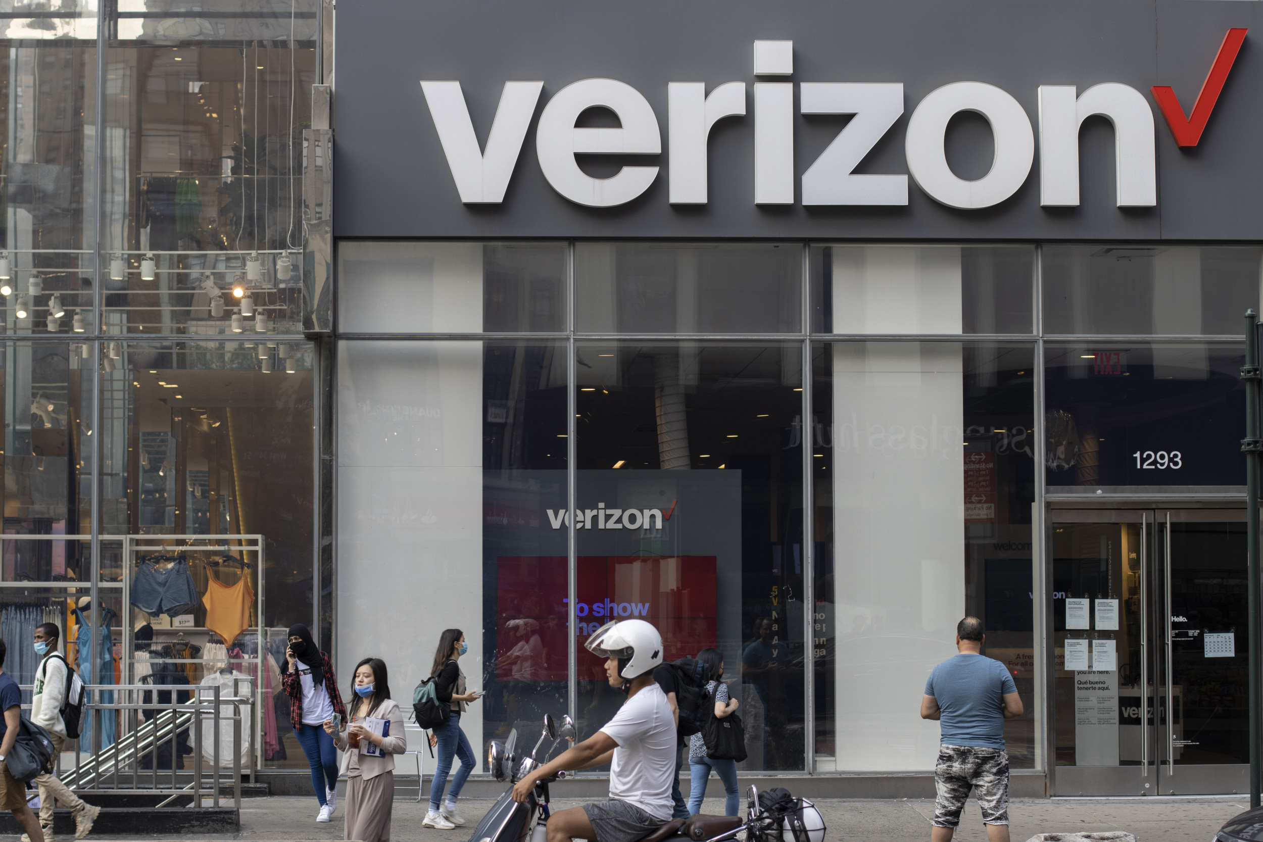 https://d.newsweek.com/en/full/2669137/verizon-building-logo.jpg