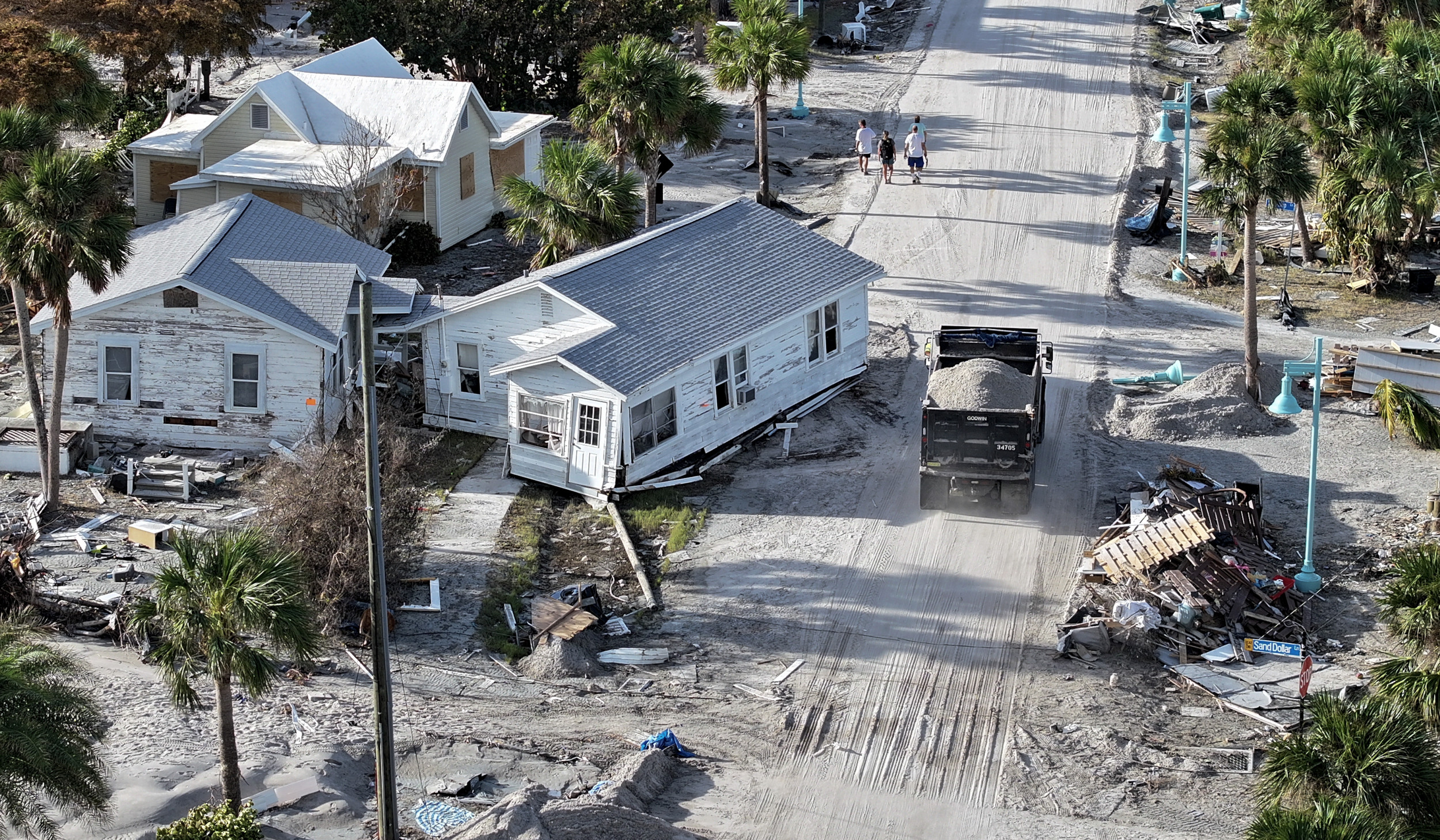 https://d.newsweek.com/en/full/2671808/florida-hurricane-damaged-homes.jpg