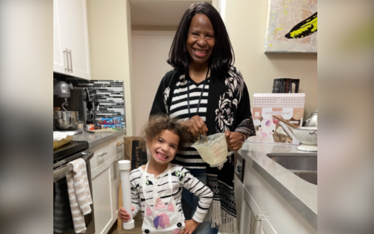 Image for article Woman Takes photo with Granddaughter, Then Makes Emotional Realization