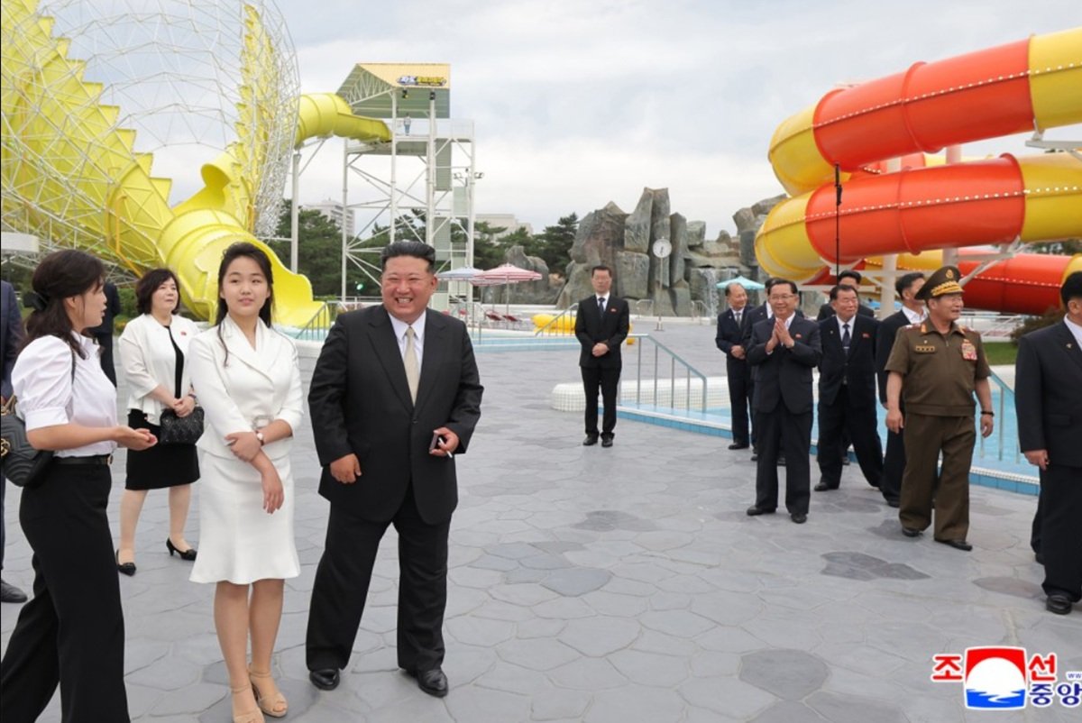 Kims Attend Completion Ceremony for Beach Resort