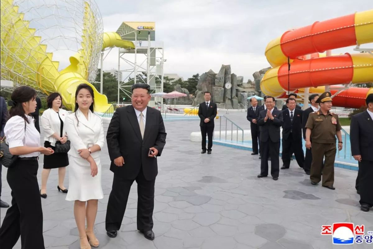 https://d.newsweek.com/en/full/2672390/kims-attend-completion-ceremony-beach-resort.webp