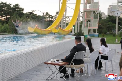 Kims celebra o novo resort de praia 