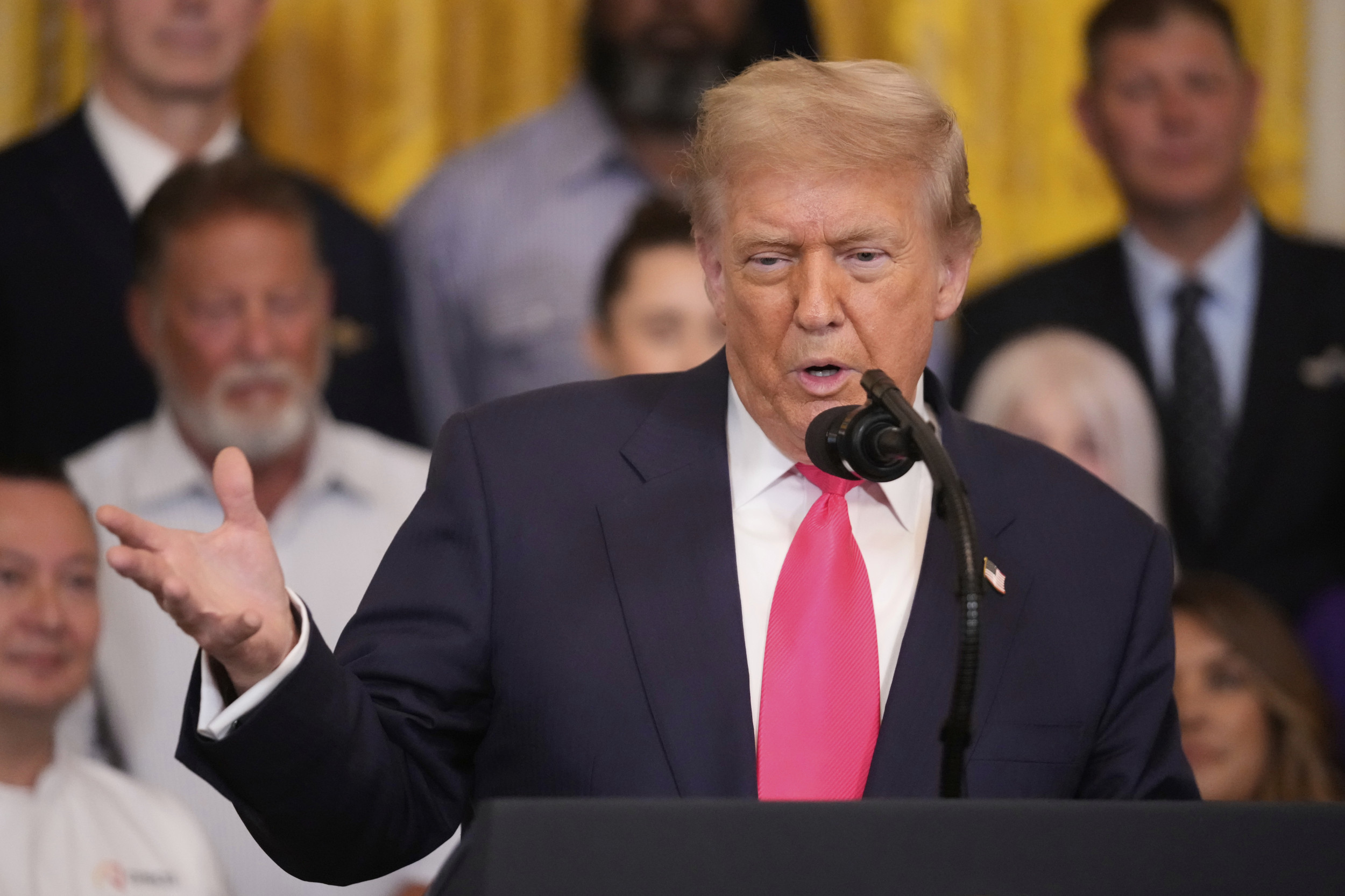 https://d.newsweek.com/en/full/2672703/trump.jpg