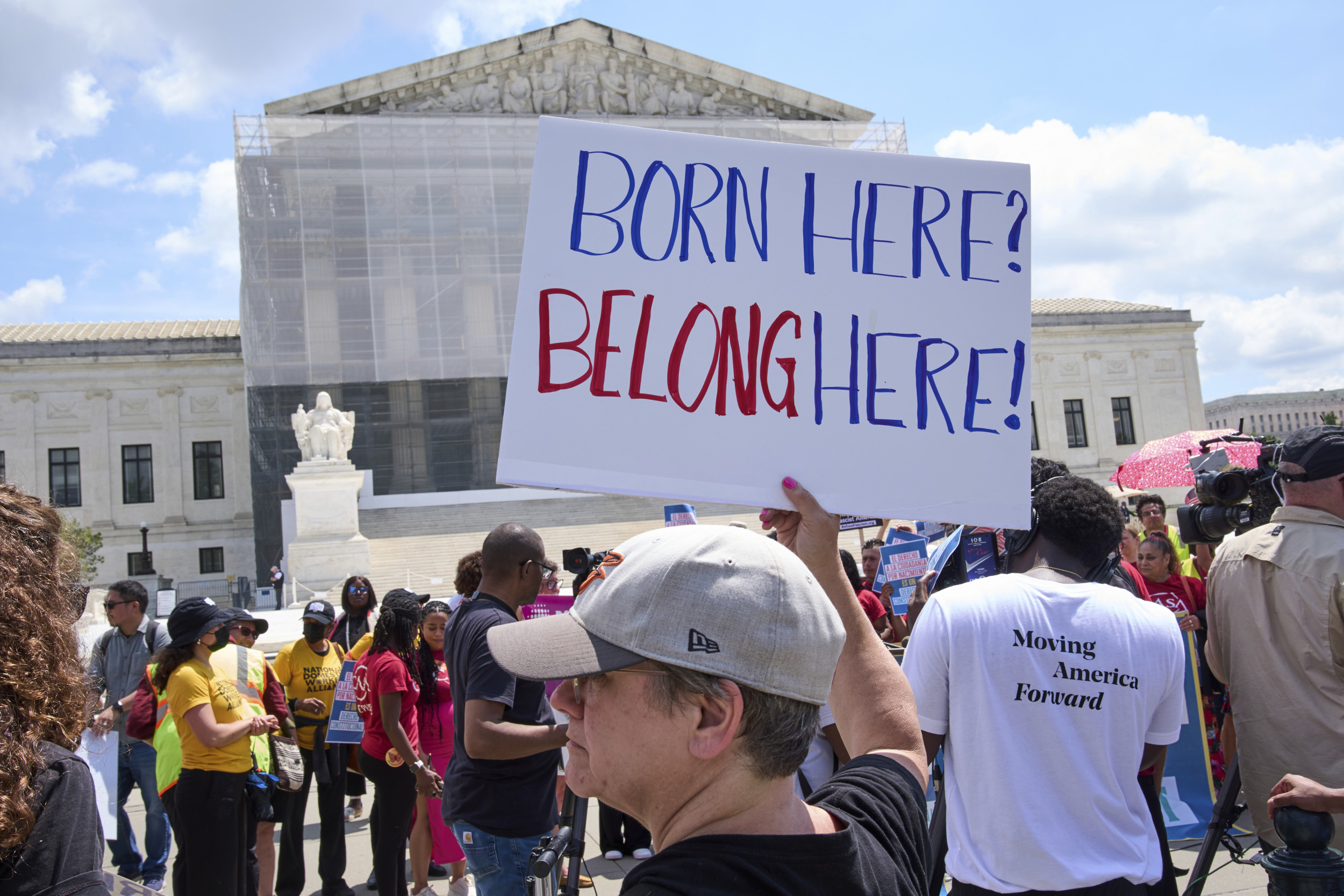 https://d.newsweek.com/en/full/2673151/birthright-citizenship.jpg