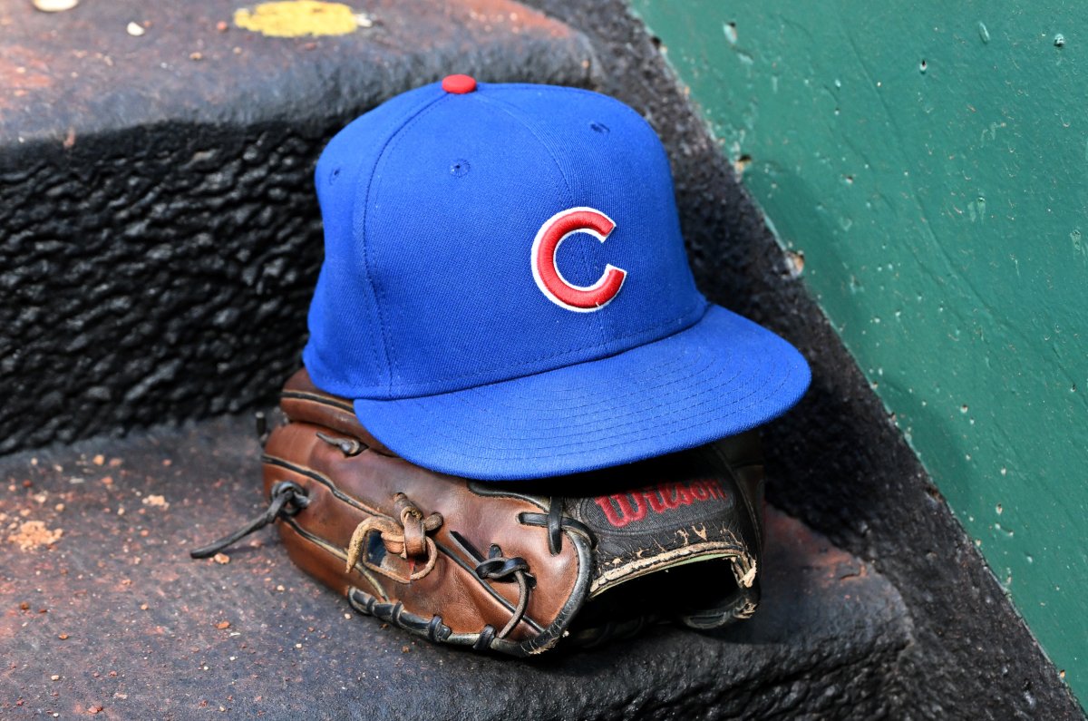 Chicago Cubs hat glove